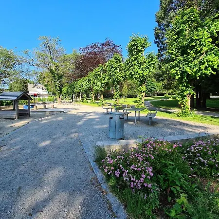 Charming Penthouse Near Center, 2-br, King Bed, Appartamento *